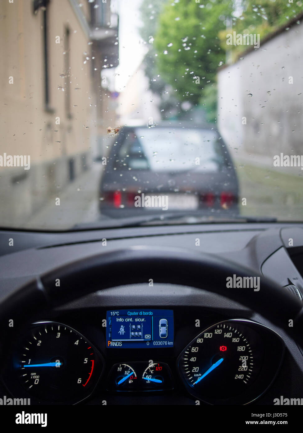 Au volant d'une Ford Kuga dans un jour de pluie Banque D'Images