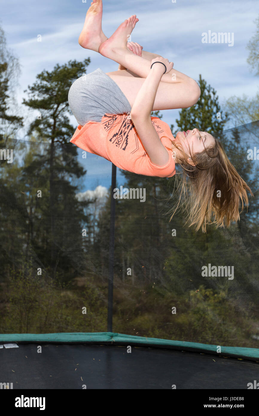 Jeune fille sautant sur le trampoline à l'envers l'action de gel modèle  libération : Oui. Biens : Non Photo Stock - Alamy
