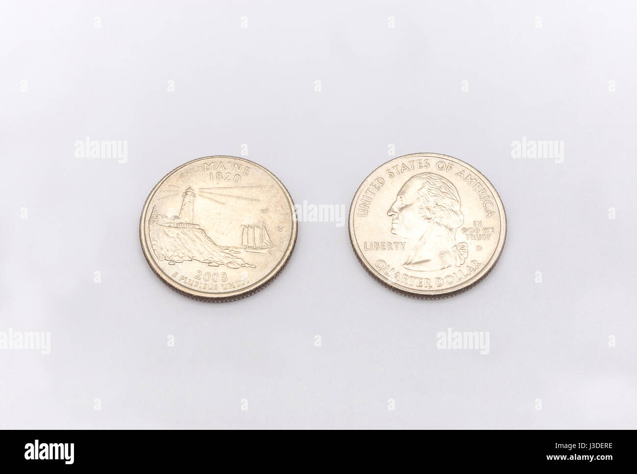 Le symbole de l'État du Maine à Gros plan sur Trimestre Pièce d'un dollar sur fond blanc Banque D'Images