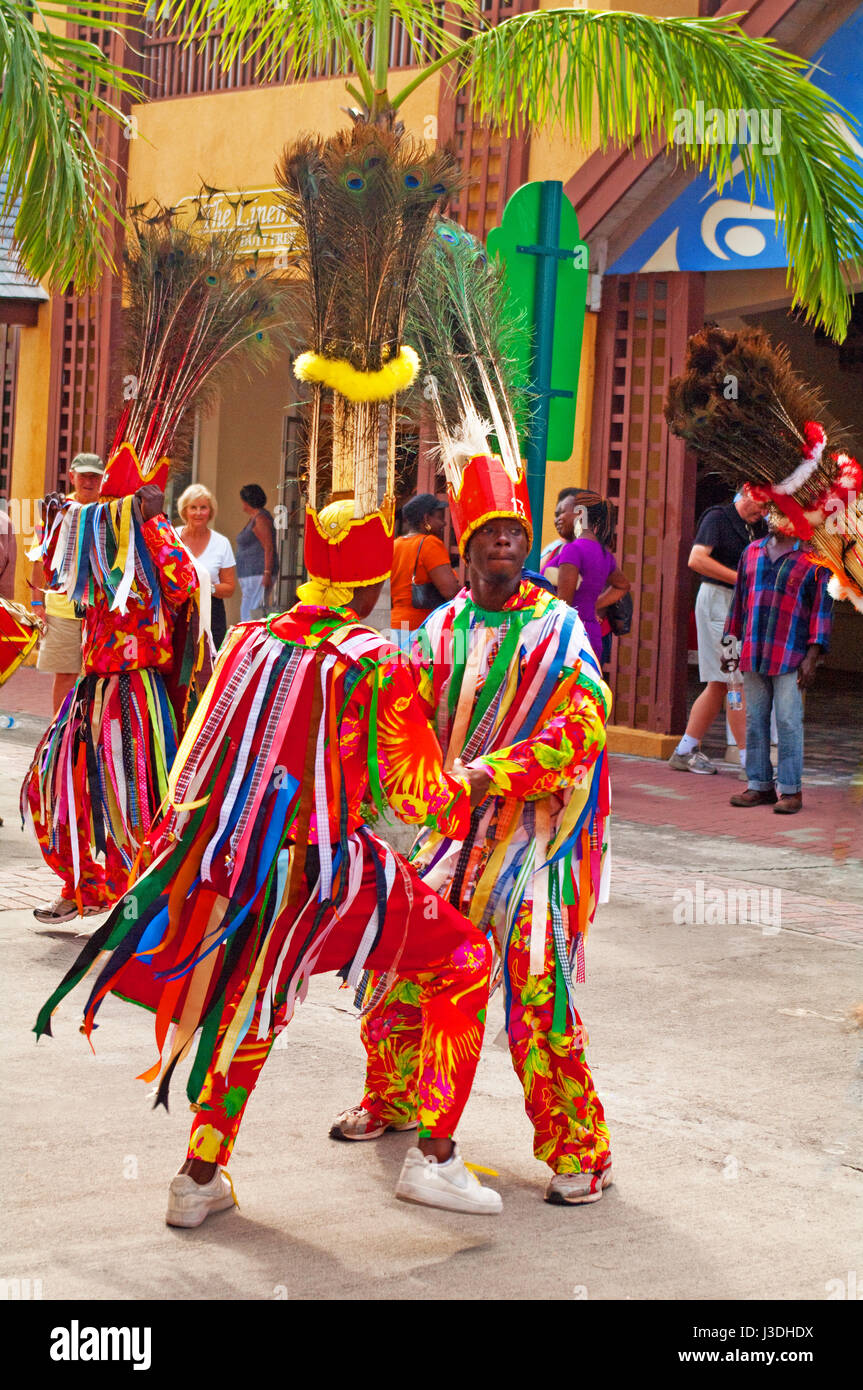 Basseterre, St Kitts, Caraïbes, Antilles, les Indiens Danser en costume national, Banque D'Images