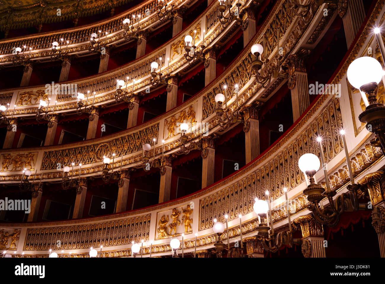 Le Teatro di San Carlo de Naples, Italie. La photo montre l'arrière menant à la droite de la salle. Banque D'Images