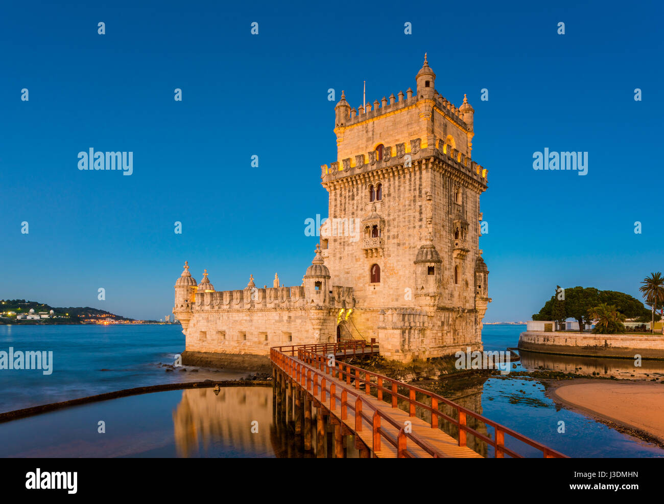 16e siècle la tour de Belém à l'Tage à Lisbonne, Portugal au lever du soleil Banque D'Images