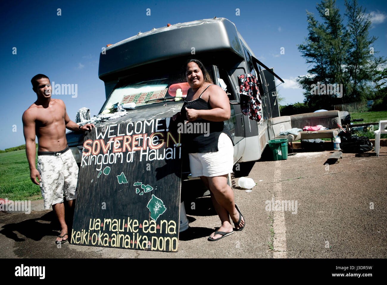 "Deux membres du mouvement d'indépendance ''Gouvernement Hawaiien légitime'' devant leur maison, Oahu, Hawaii' Banque D'Images