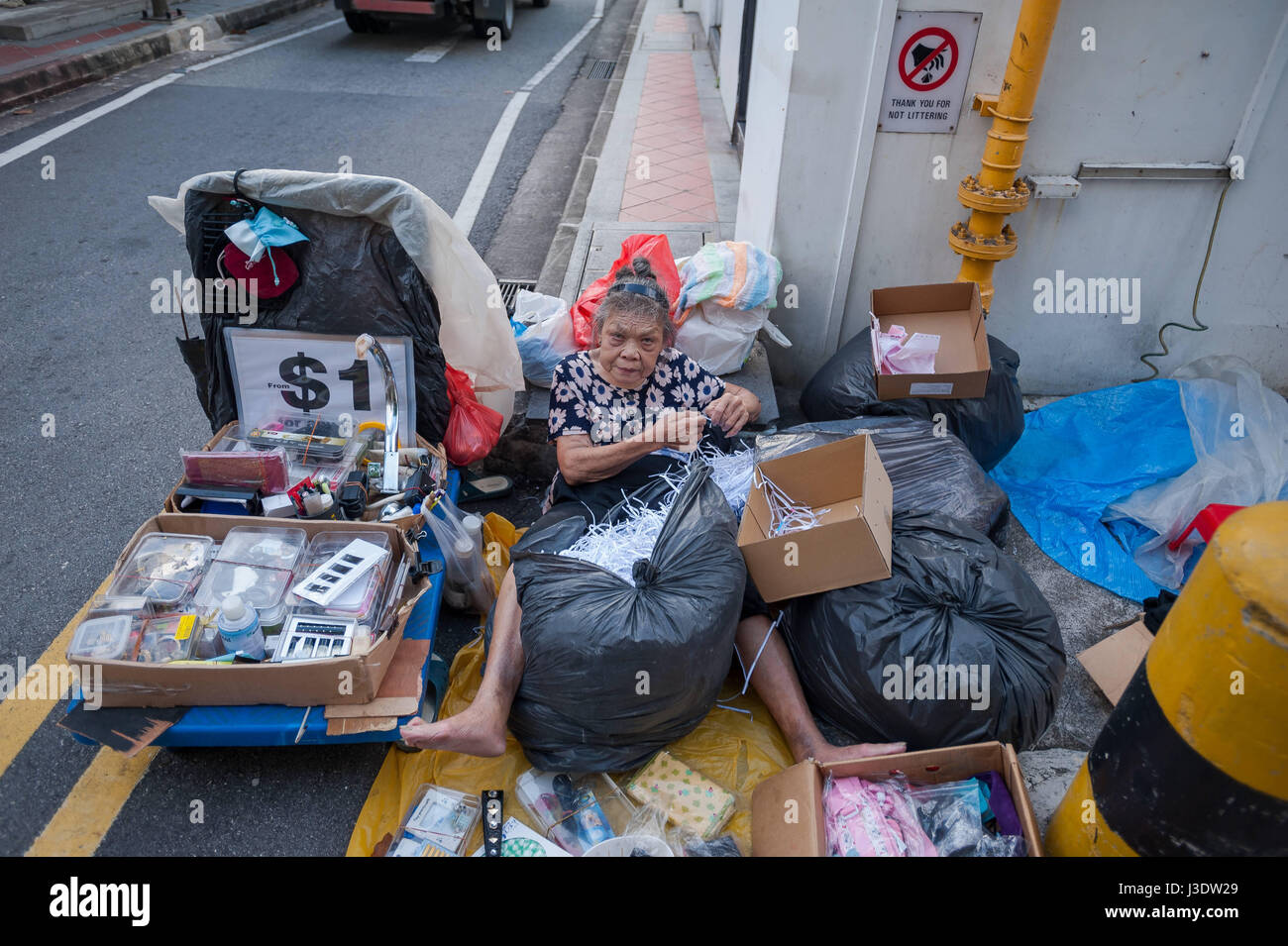 Singapour, République de Singapour, 2016, Old woman in Chinatown Banque D'Images