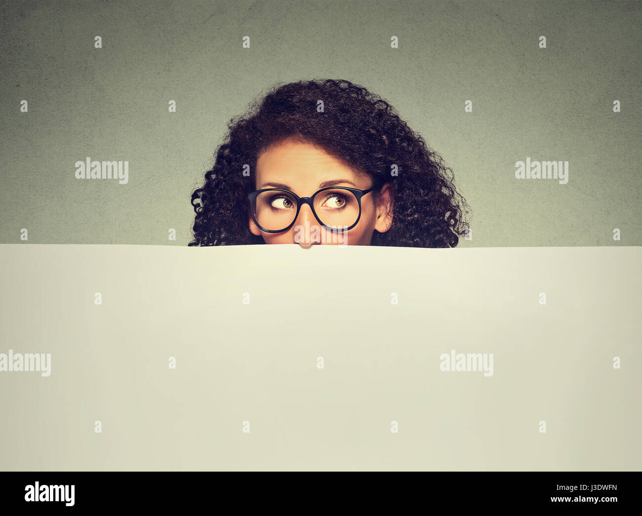 Femme d'enseigne vierge de papier vide avec copie espace pour le texte. Belle femme dans les verres à surpris et curieux Banque D'Images