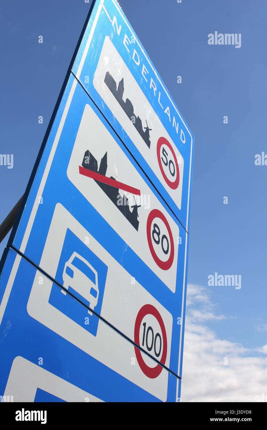 Panneau routier néerlandais : limites de vitesse générale Banque D'Images
