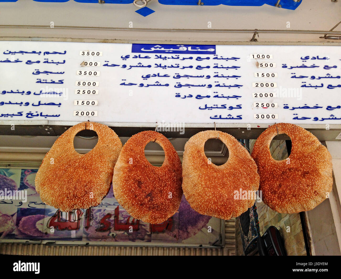 Pain libanais kaak raccroche au menu de sélection d'un étal de rue dans le quartier Hamra de Beyrouth, Liban Banque D'Images
