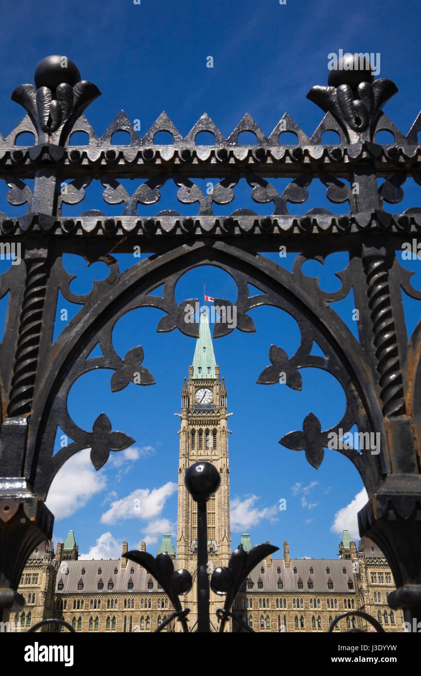 Bâtiment du Parlement canadien avec la tour de la paix à travers la porte en fer forgé noir en été, Ottawa, Ontario, Canada. Banque D'Images
