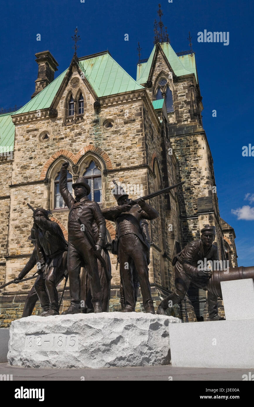 Guerre de 1812 monument en bronze et l'édifice de l'immeuble du gouvernement canadien sur le terrain du parlement en été, Ottawa, Ontario, Canada. Banque D'Images
