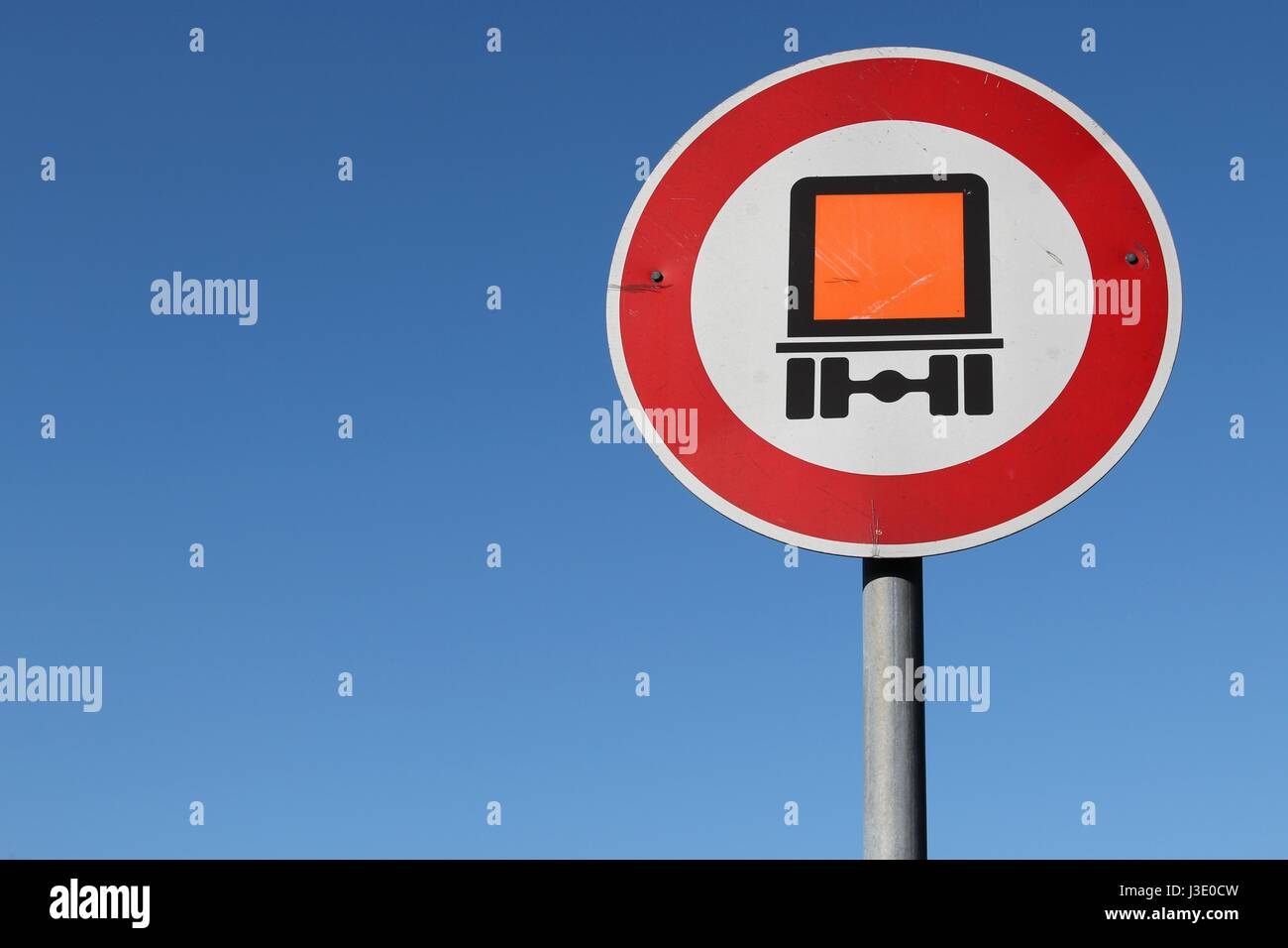 German road sign : pas de véhicules à moteur soumis à l'identification des marchandises dangereuses Banque D'Images