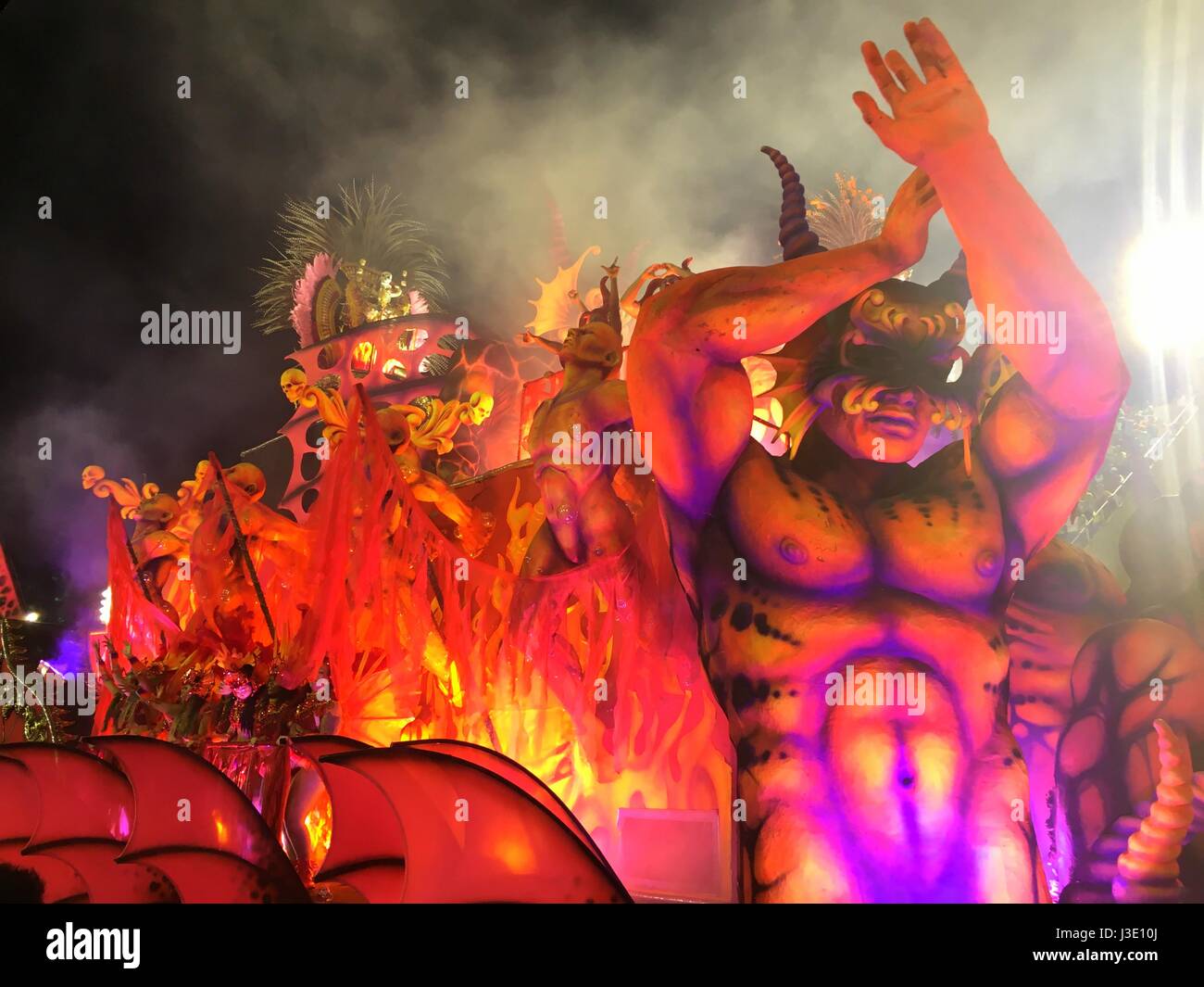 Carnaval défilé dans le Sambódromo, Rio de Janeiro, Brésil. Ce qu'un esprit, l'énergie, de la culture, et fou de travail. Banque D'Images