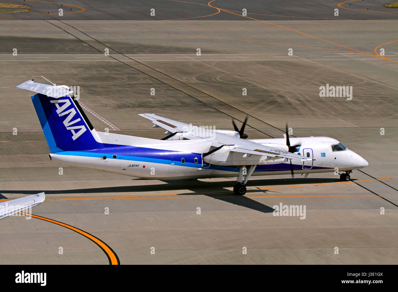 ANA Bombardier Dash 8 Q400 à l'aéroport de Haneda Tokyo Japon Banque D'Images