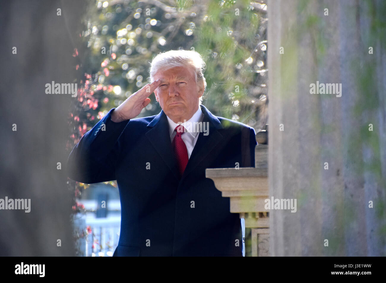 Le Président américain Donald Trump rend un hommage à la tombe de l'ancien président Andrew Jackson au cours d'une visite à son domicile, l'Ermitage le 15 mars 2017 à Nashville, Tennessee. Banque D'Images