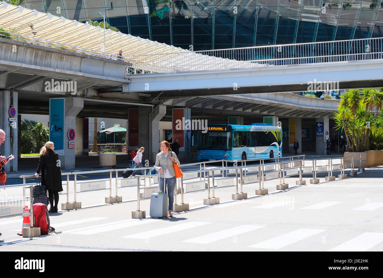 Nice, Provence-Alpes-Côte d'Azur, France. Personnes en attente d'un bus à l'aéroport de Nice Banque D'Images