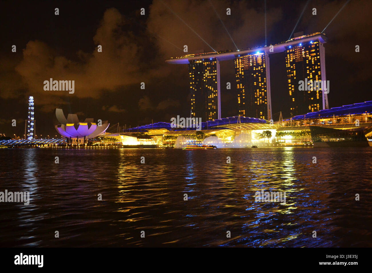 Vue panoramique vue de la nuit de bâtiments emblématiques, le Marina Bay Sands, à Singapour. Banque D'Images