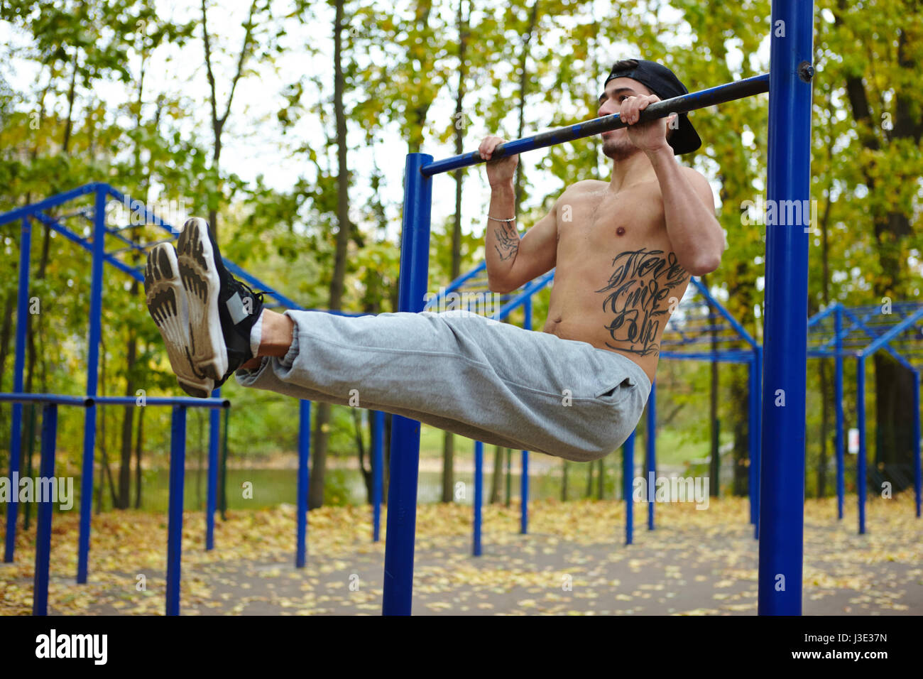 Exercer les muscles abdominaux sur Bar Banque D'Images