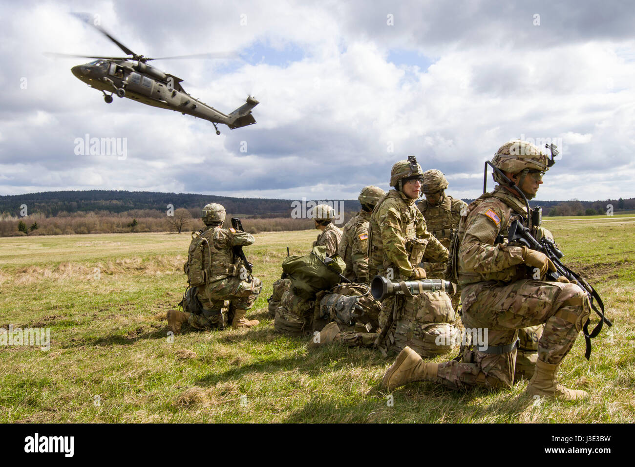Un hélicoptère Black Hawk de l'armée américaine arrive à la collecte des soldats américains à la zone d'entraînement Grafenwoehr lors d'un exercice d'entraînement 6 Avril, 2017 à Grafenwoehr, Allemagne. (Photo de Thomas Scaggs /US Army par Planetpix) Banque D'Images