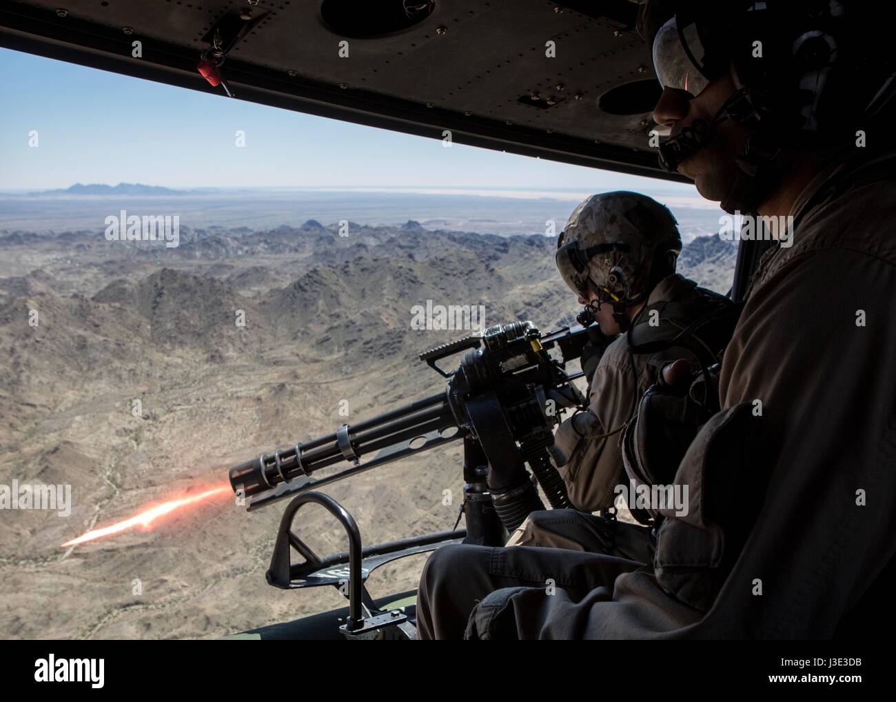 Les soldats U.S. Marine fire un GAU-17 canon mitrailleuse Gatling Vulcain d'un USMC UH-1Y Venom hélicoptère pendant un exercice de tir aérien à la montagne de chocolat de tir aérien le 5 avril 2017 en Californie, Niland. (Photo par Clare J. Shaffer/Marines américains via Planetpix) Banque D'Images