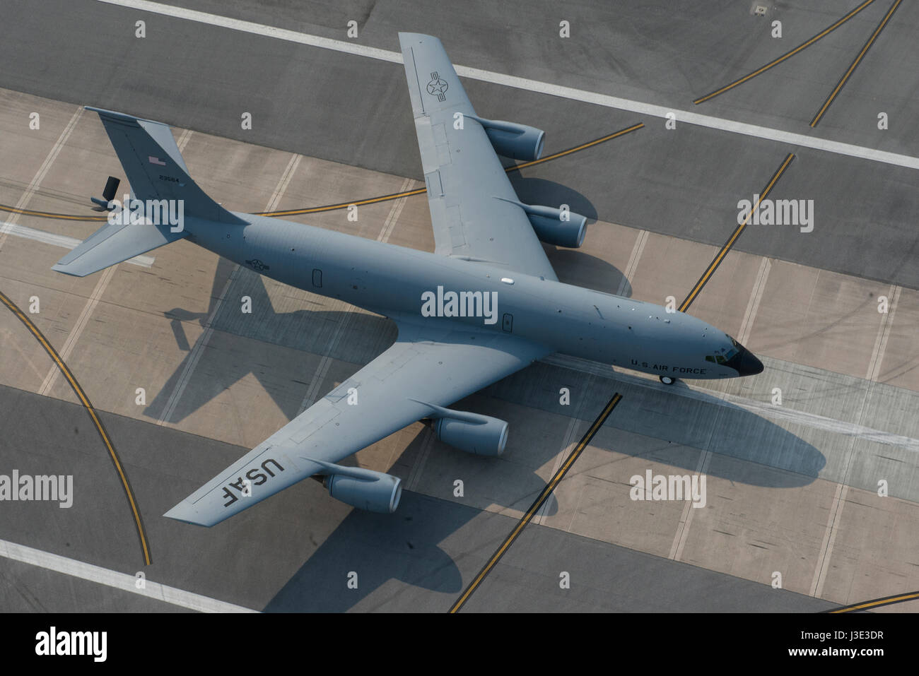 Un Stratotanker KC-135 de l'USAF aerial refueling avion atterrit à l'Kadena Air Base le 12 avril 2017 à Okinawa, au Japon. (Photo par John Linzmeier /US Air Force par Planetpix) Banque D'Images