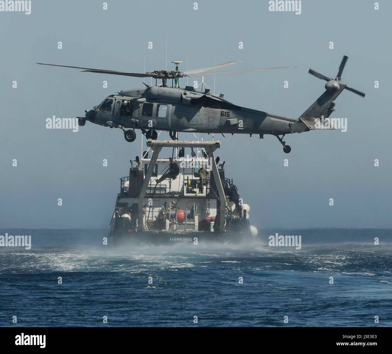 Les marins américains descendent d'une NSU hélicoptère MH-60S Seahawk lors d'une mission de formation le 1 avril 2017 dans l'océan Pacifique. (Photo de la psc3 Deanna C. Gonzales /US Navy par Planetpix) Banque D'Images