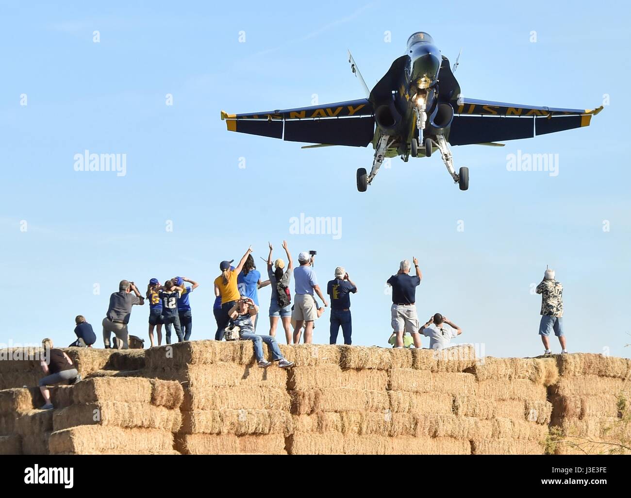 Spectateurs regarder les Blue Angels de la marine américaine de l'escadron de démonstration aérienne voler au-dessus de lui à la Naval Air Facility El Centro, 9 mars 2017 à El Centro, en Californie. (Photo de la psc2 Ian Cotter /US Navy par Planetpix) Banque D'Images