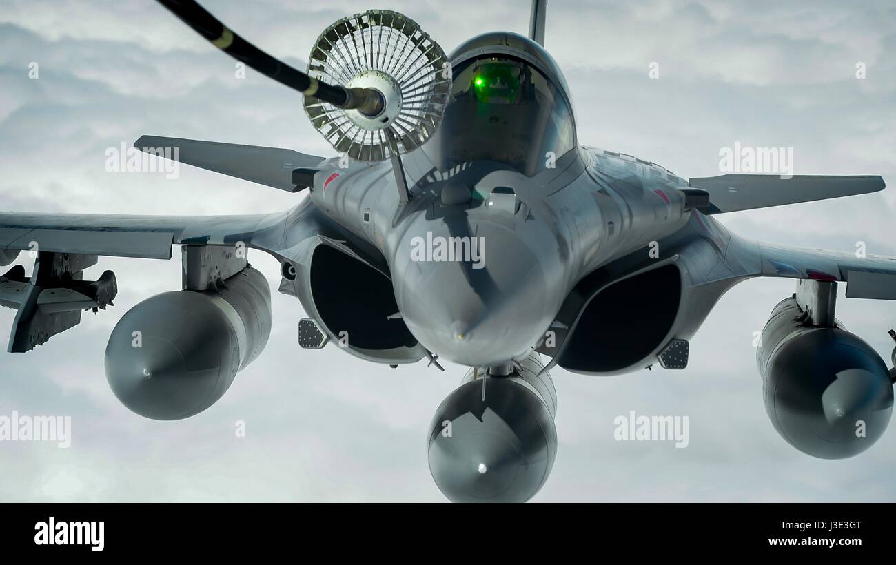 Une armée de l'Air française Dassault Rafale avion ravitaille à partir d'un USAF KC-10 Extender aerial refueling tanker aircraft inhérent au cours d'une opération de résoudre le 22 mars 2017 sur l'Irak. (Photo de Joshua A. Hoskins /US Air Force par Planetpix) Banque D'Images