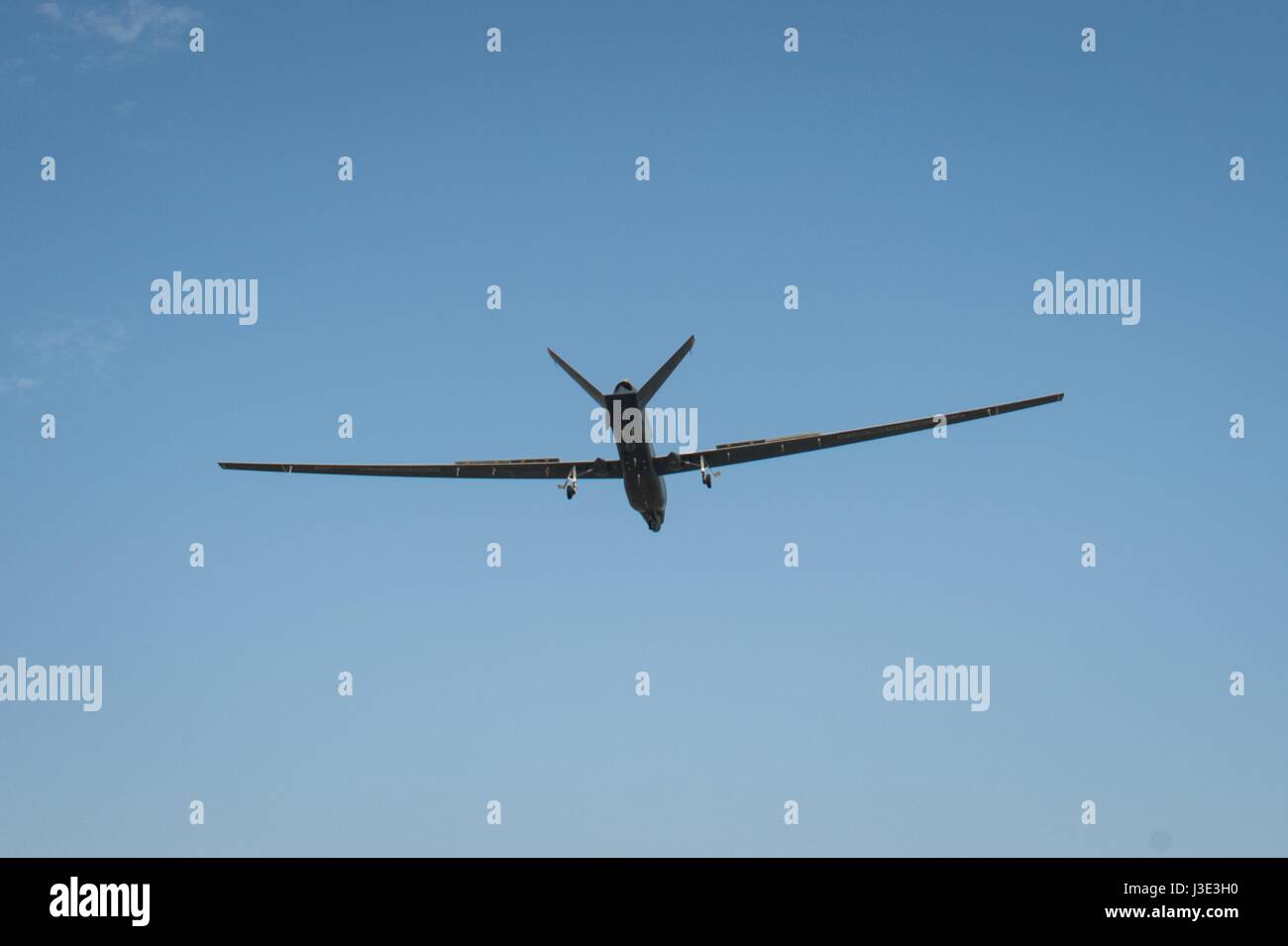 Un USAF RQ-4 Global Hawk les avions de surveillance sans pilote se prépare à atterrir après avoir effectué une sortie pour l'opération inhérents résoudre le 1 avril 2017 dans le sud-ouest de l'Asie. (Photo de Tyler Woodward/US Air Force par Planetpix) Banque D'Images