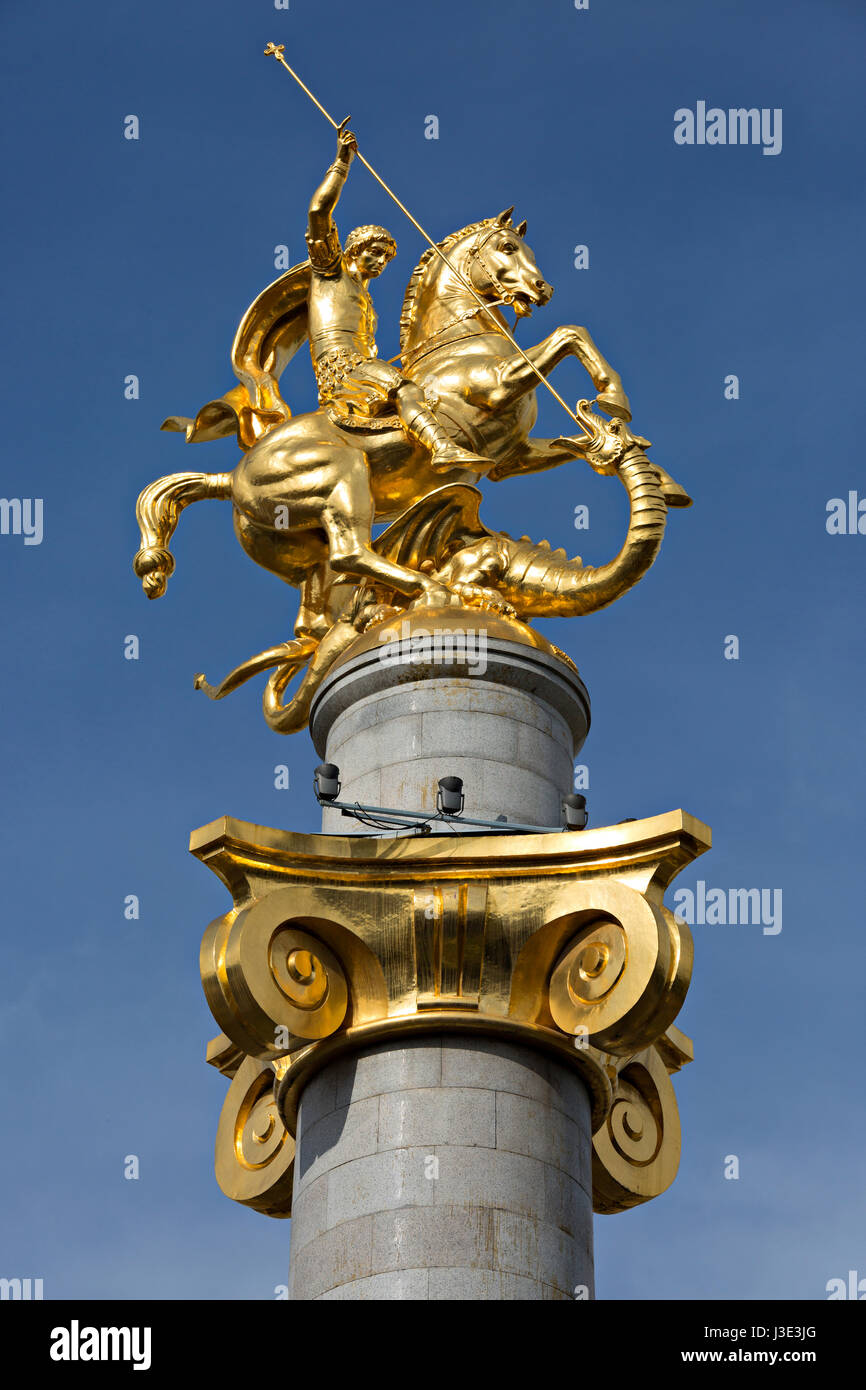 Or l statue de St George à la place de la liberté à Tbilissi, Géorgie. Banque D'Images