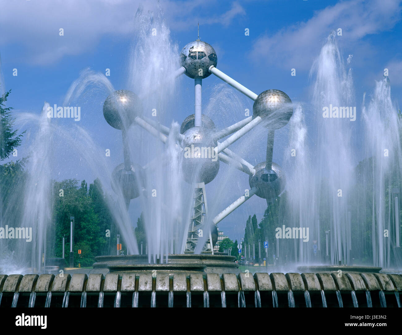 Les fontaines d'eau et de l'Atomium, Bruxelles, Belgique Banque D'Images