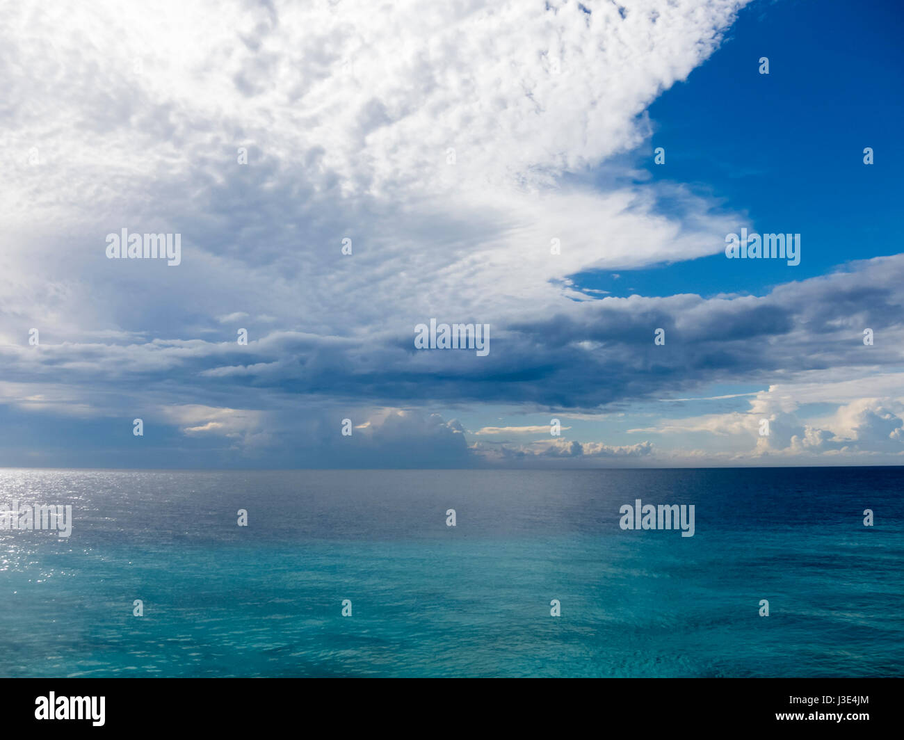 Nuages sur la mer. Zanzibar, Tanzanie Banque D'Images