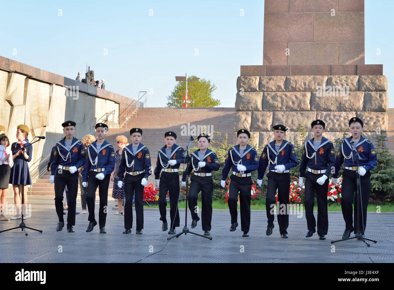 ST.Petersburg, RUSSIE - 09 MAI 2016 : Concert de la chorale d'enfants au monument aux 900 jours de blocus pendant la célébration du Jour de la victoire Banque D'Images