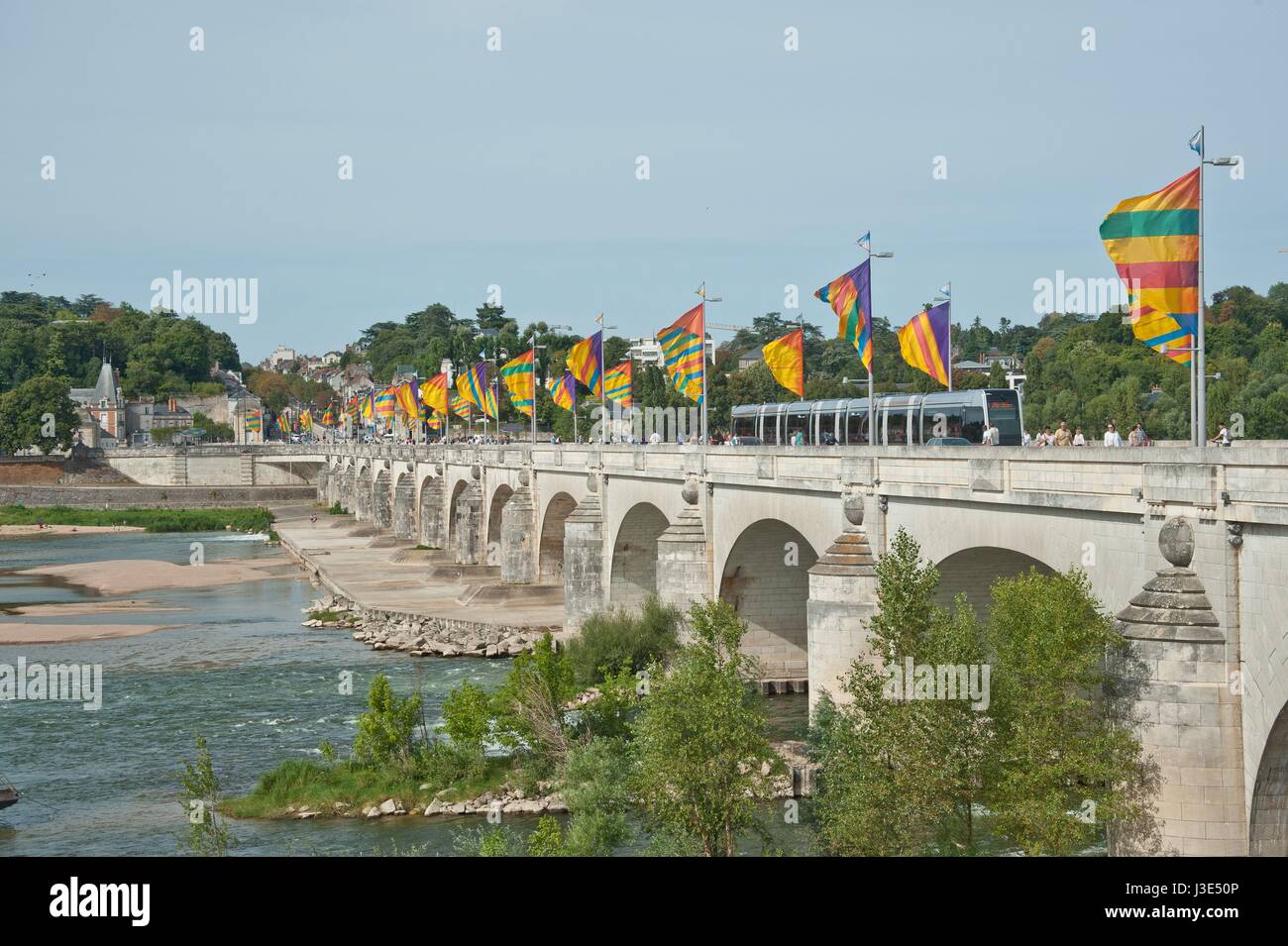 Tours, tramways, Brücke über die Loire Banque D'Images
