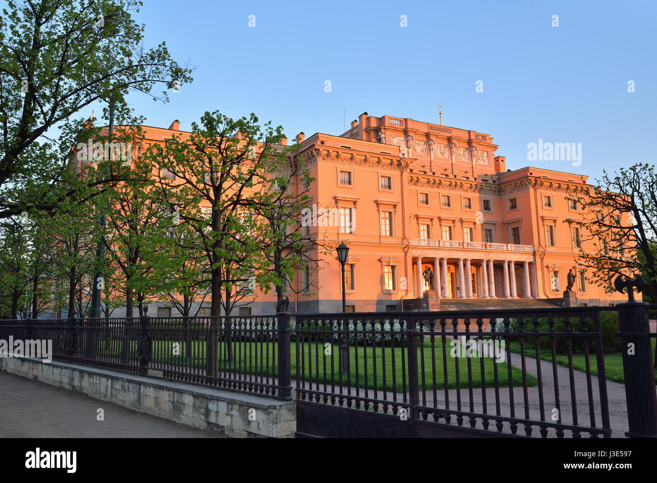 Mikhaïlovski (ingénieurs) Château de la Rivière Fontanka au coucher du soleil à Saint-Pétersbourg Banque D'Images