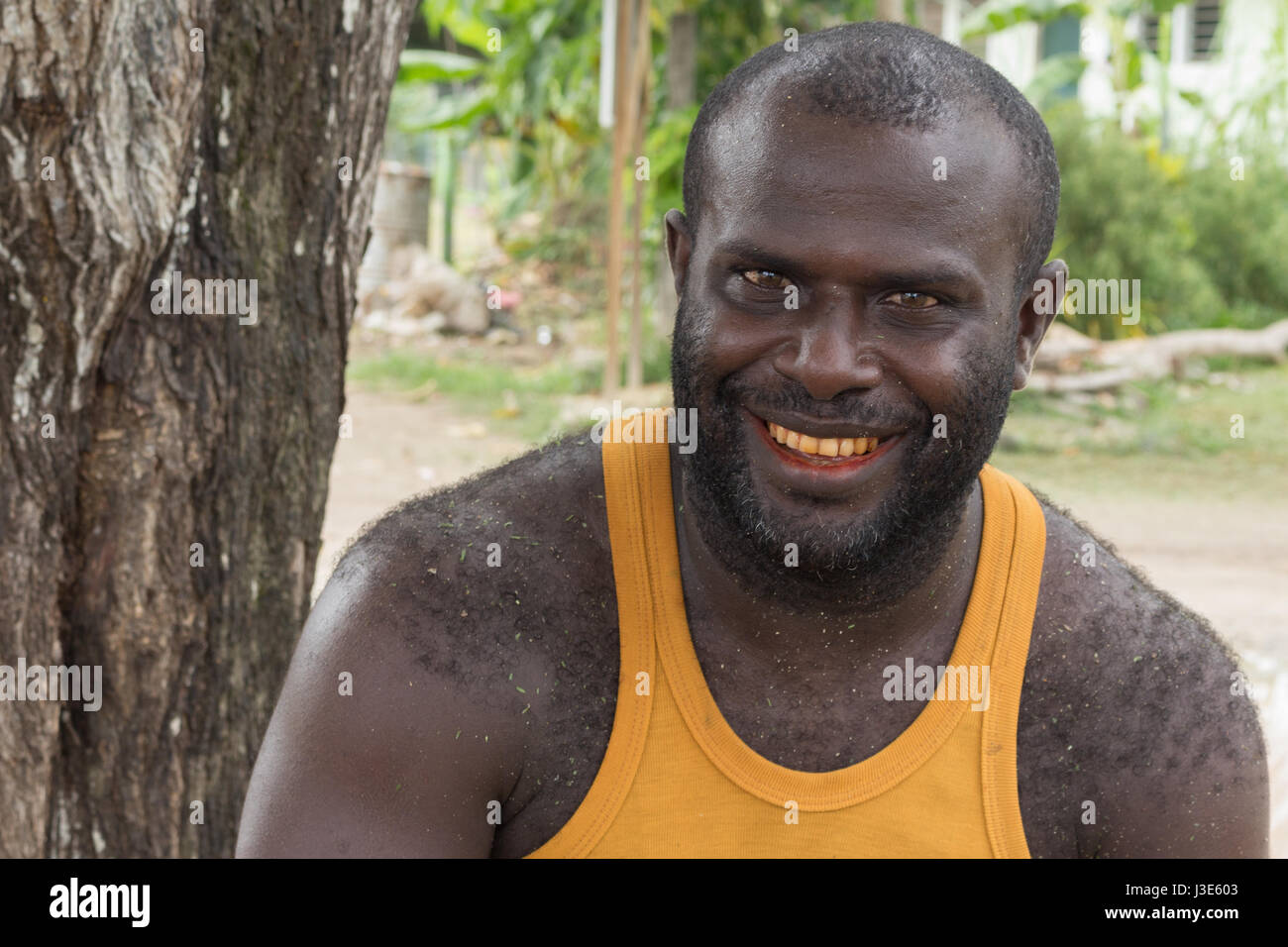 Gizo, Solomon Island - Mars 11th, 2017:Portrait d'un homme mélanésien avec lèvres rouges et des dents à cause de mâcher de pinang. Banque D'Images