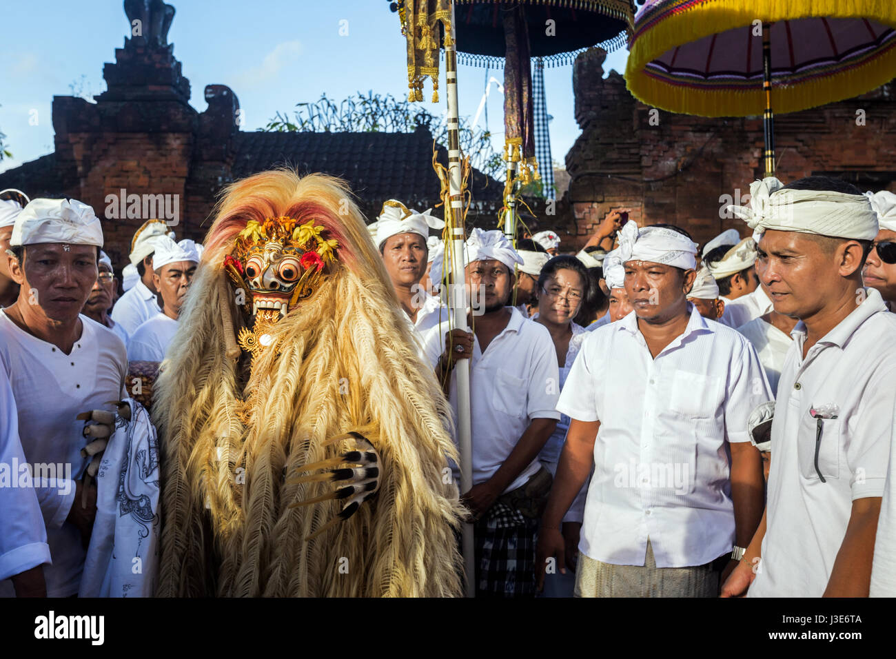 Saints hommes escorter le flic figure de démon Rangda reine à la parade d'Pengerebongan Temple cérémonie. Événement religieux et culturel balinais afficher Banque D'Images