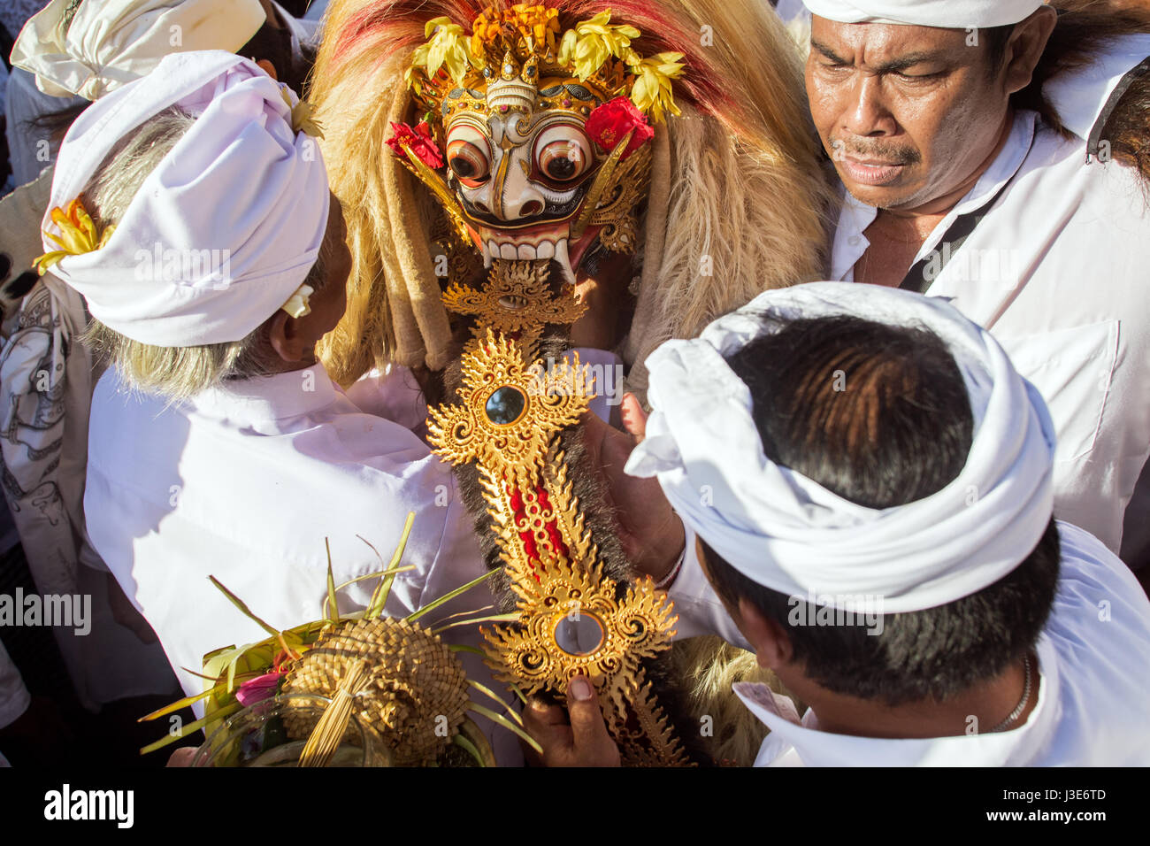 Folklore balinais avec scary face de démon Rangda luttant saints hommes tandis que dans une transe au cours de l'Sakral unique rituel à la cérémonie d'Pengerebongan Banque D'Images