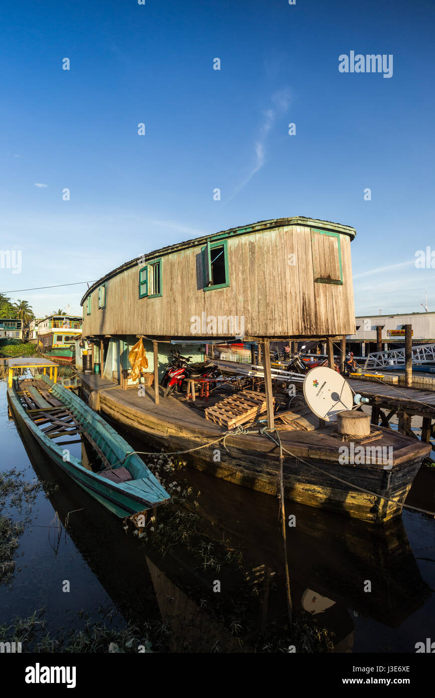 Bateau en bois inhabituels avec d'étranges mais beau design amarré sur le fleuve Mahakam à Kalimantan. Ils attendent des passagers pour transporter de l'autre côté de la rivière Banque D'Images