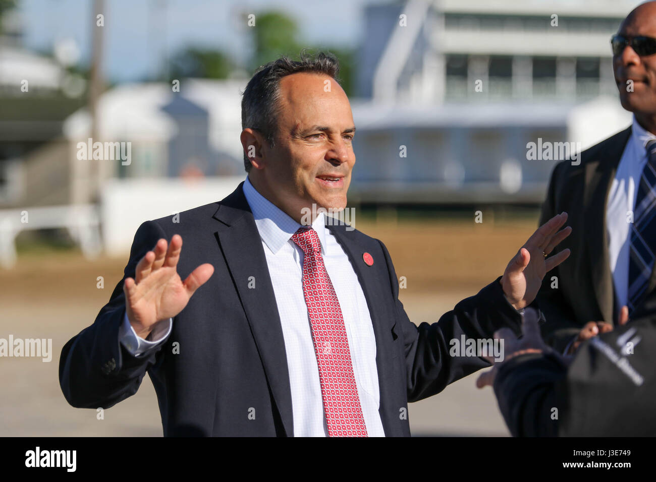 Gouverneur Matt Bevin (R-KY) a rencontré des membres de l'industrie des courses de chevaux à Churchill Downs le 2 mai, 2017 à Louisville, Kentucky. La visite du Gouverneur survient quelques jours avant la 143e exécution du Kentucky Derby. Banque D'Images