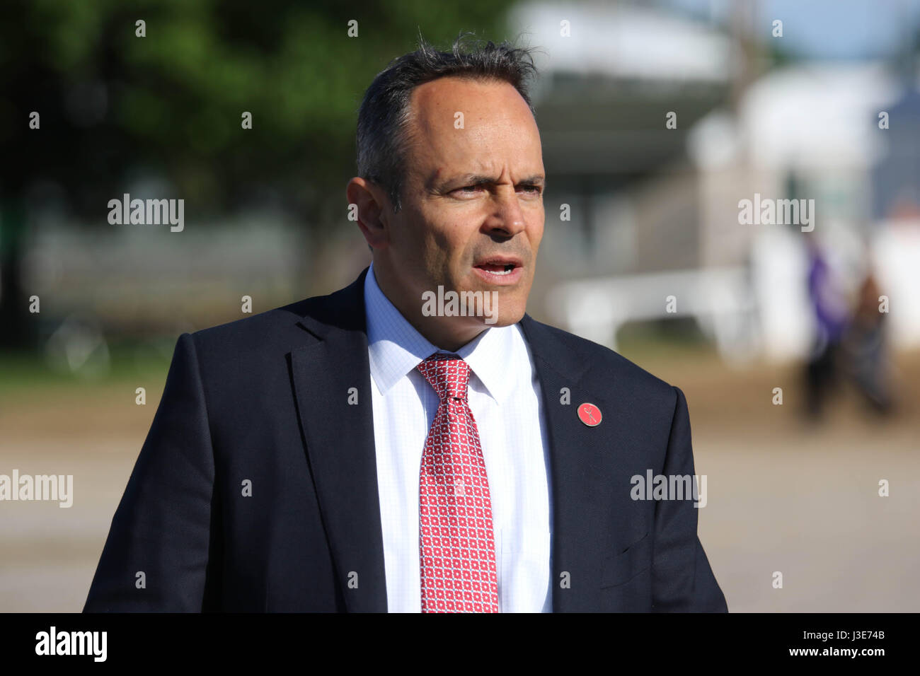 Gouverneur Matt Bevin (R-KY) a rencontré des membres de l'industrie des courses de chevaux à Churchill Downs le 2 mai, 2017 à Louisville, Kentucky. La visite du Gouverneur survient quelques jours avant la 143e exécution du Kentucky Derby. Banque D'Images