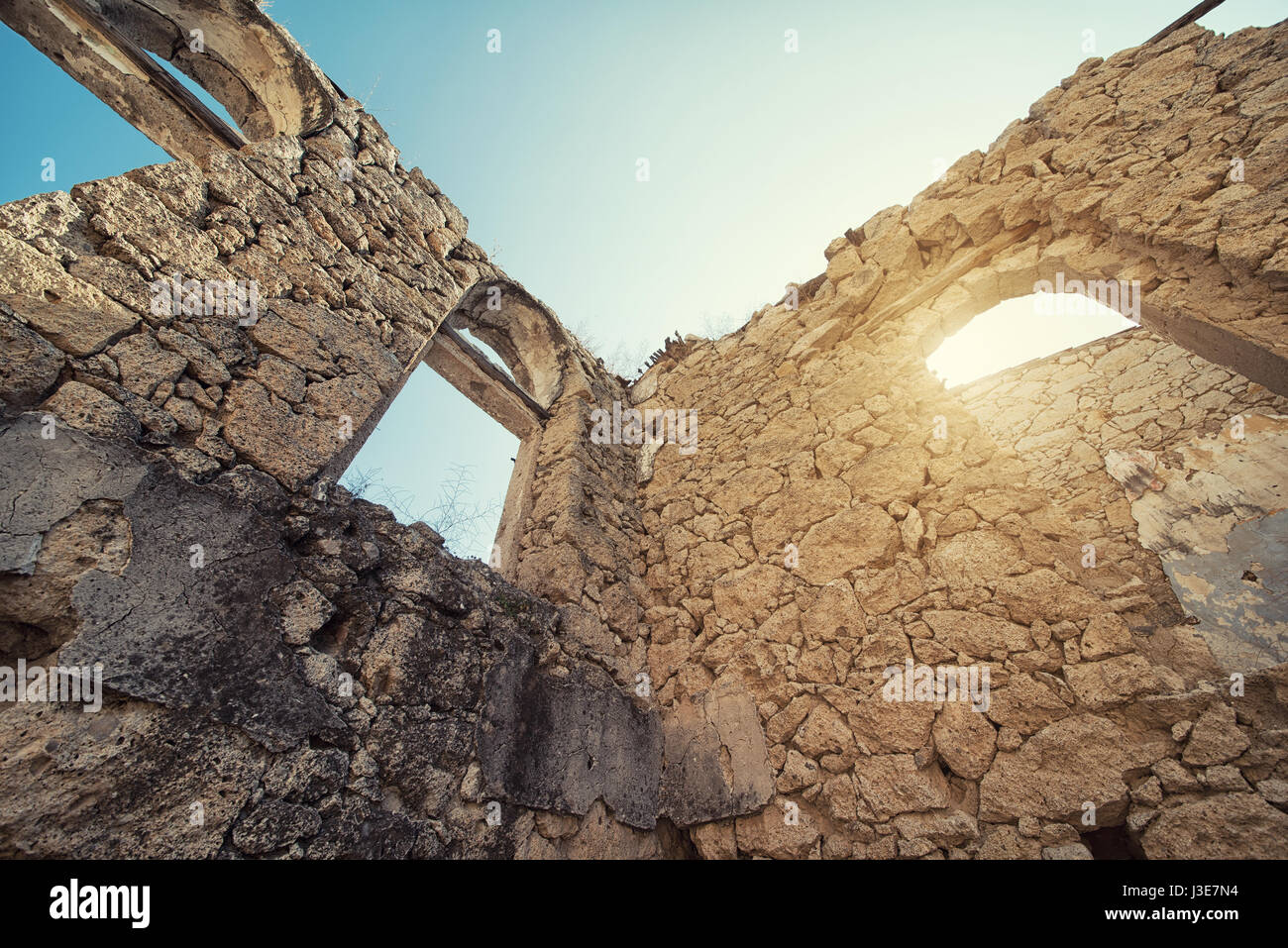 Vue panoramique sur le cloître en ruines d'un monastère abandonné. Banque D'Images
