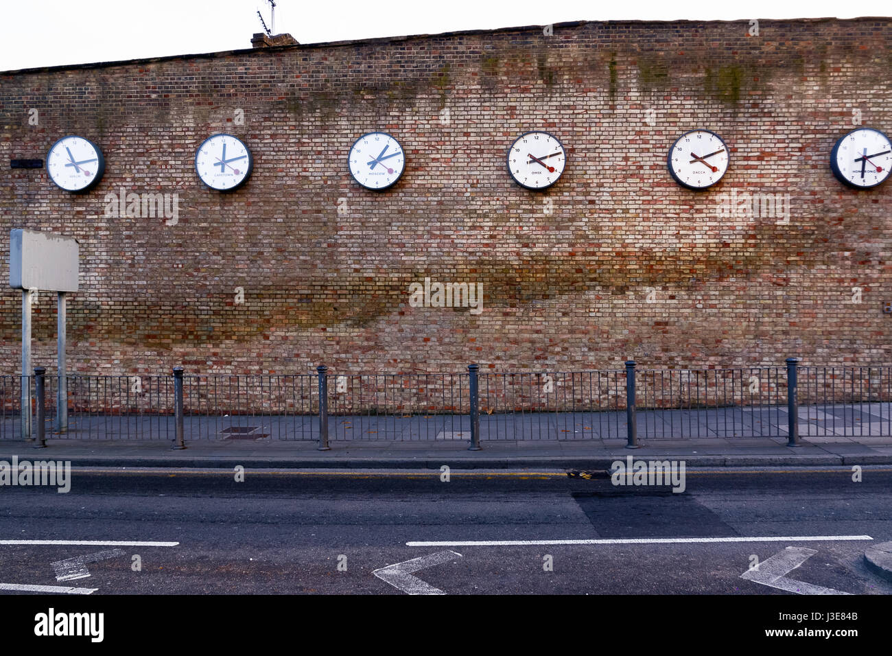 Une série d'horloges de l'enregistrement du temps dans les grandes villes sur Westferry Road, London Banque D'Images