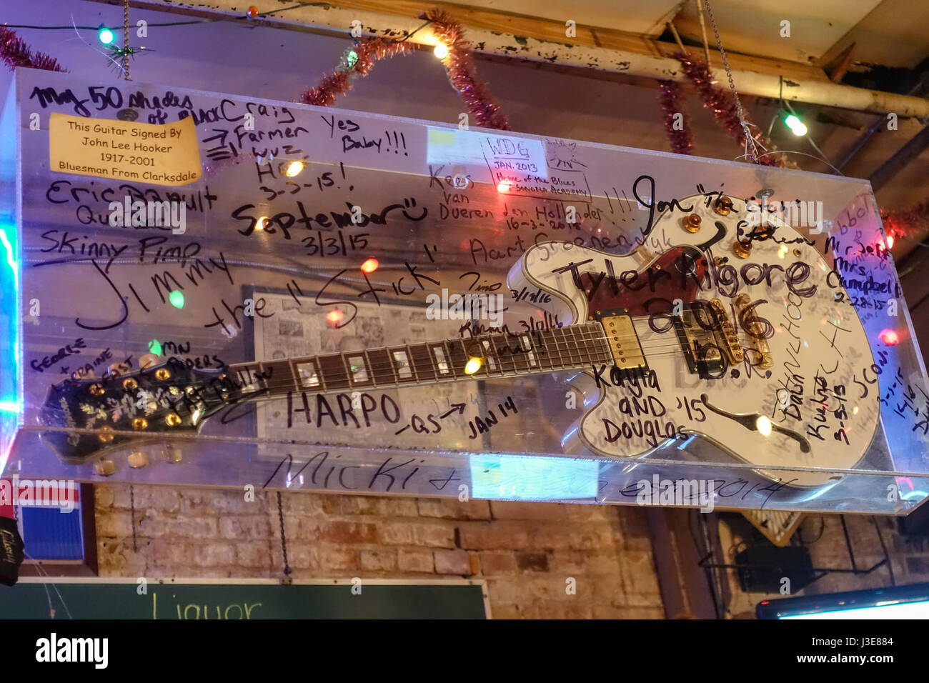 Guitare signé par John Lee Hooker à Morgan Freeman's Ground Zero Blues Club à Clarksdale, Mississippi Banque D'Images