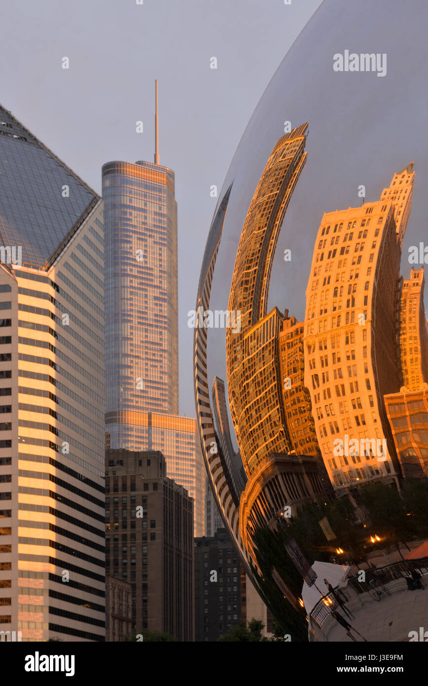 Photo tôt le matin au Parc Millenium montrant le Bean, et les édifices de la Michigan Avenue et réflexions USA Banque D'Images