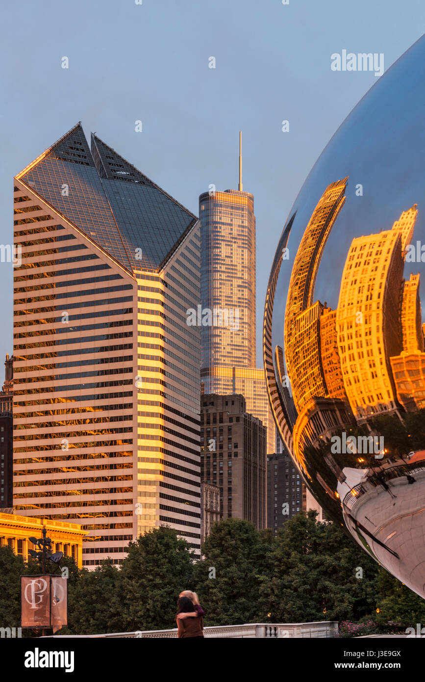 Photo tôt le matin au Parc Millenium montrant le Bean, et les édifices de la Michigan Avenue et réflexions USA Banque D'Images