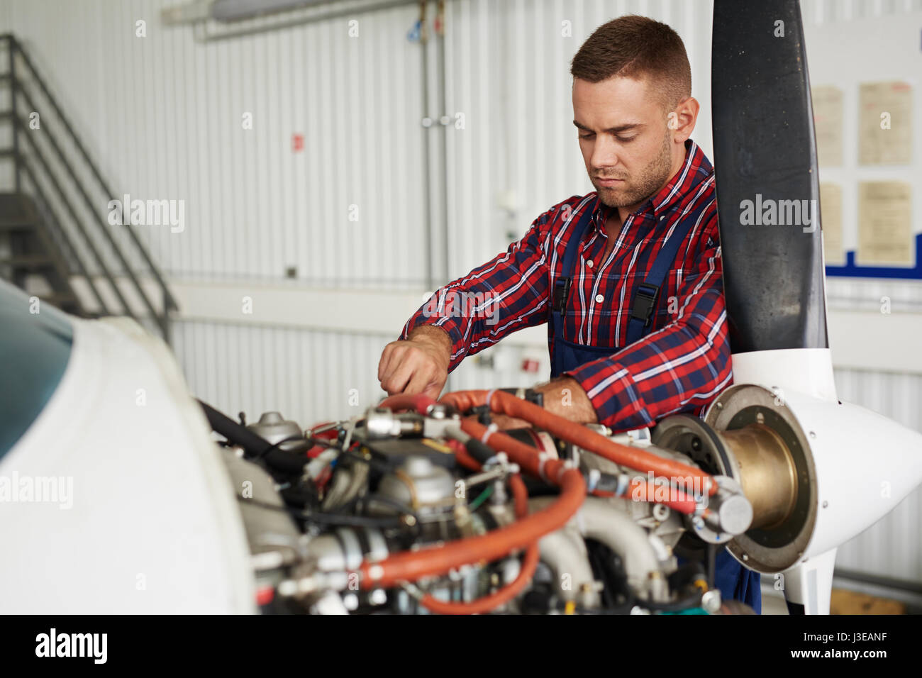Technicien d'entretien d'avion moteur de la réparation Banque D'Images