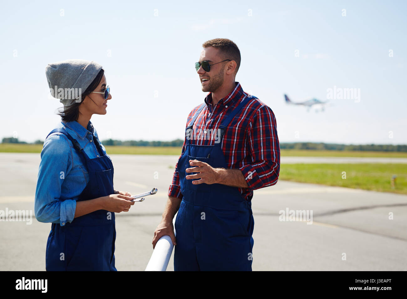 Les techniciens de l'aéroport sur la piste Banque D'Images