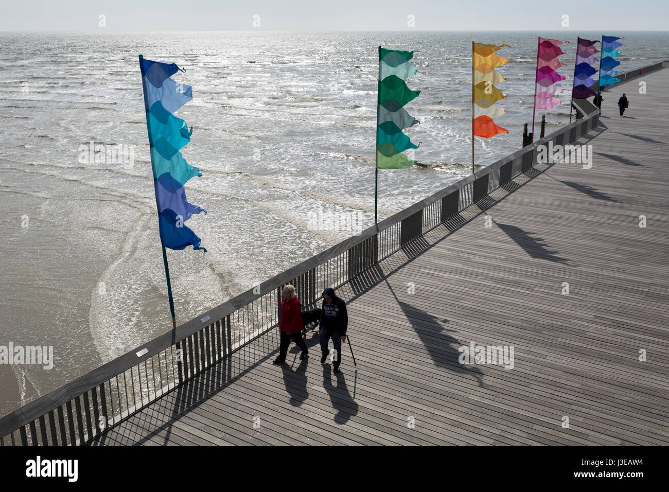 Les visiteurs de Hastings Pier à pied sous les drapeaux de la Banque mondiale, le 29 avril 2017, à Hastings, East Sussex, Angleterre. Banque D'Images