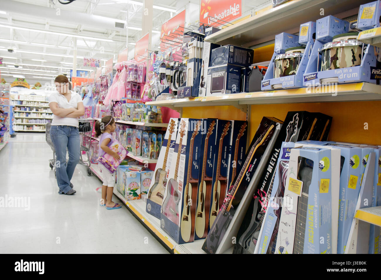 Miami Florida,Homestead,Walmart,entreprise,magasin de rabais,épargne,allée,femme hispanique femmes femmes,filles,enfants enfants jouets,instruments de musique,sho Banque D'Images