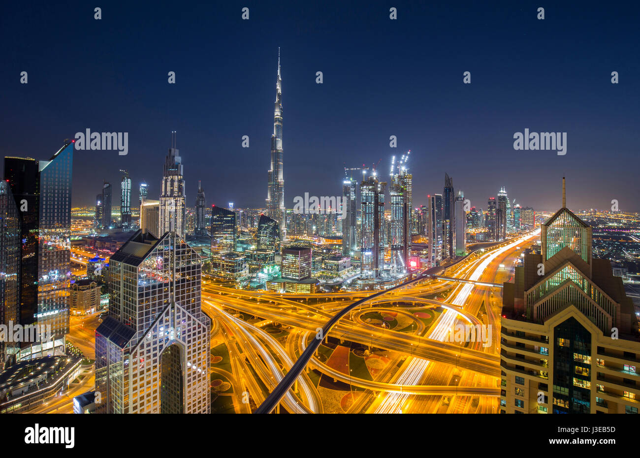 Dubai skyline avec le bâtiment le plus haut du monde Burj Khalifa occupé près de Sheikh Zayed Road le soir pendant le crépuscule Banque D'Images