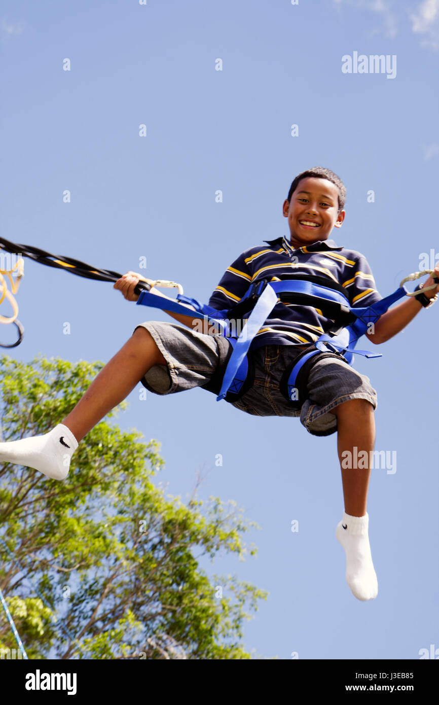 Miami Florida,Tropical Park,Hispanic boy boys,mâle kid enfants enfants jeune,simulateur de saut à l'élastique,loisirs,activité,fun,FL080921132 Banque D'Images